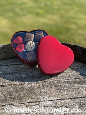 Chokolade i hjerteformet metalæske