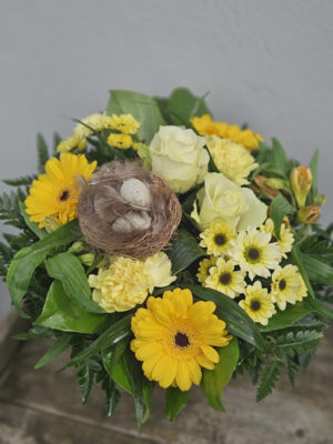 Gul påske buket med rede